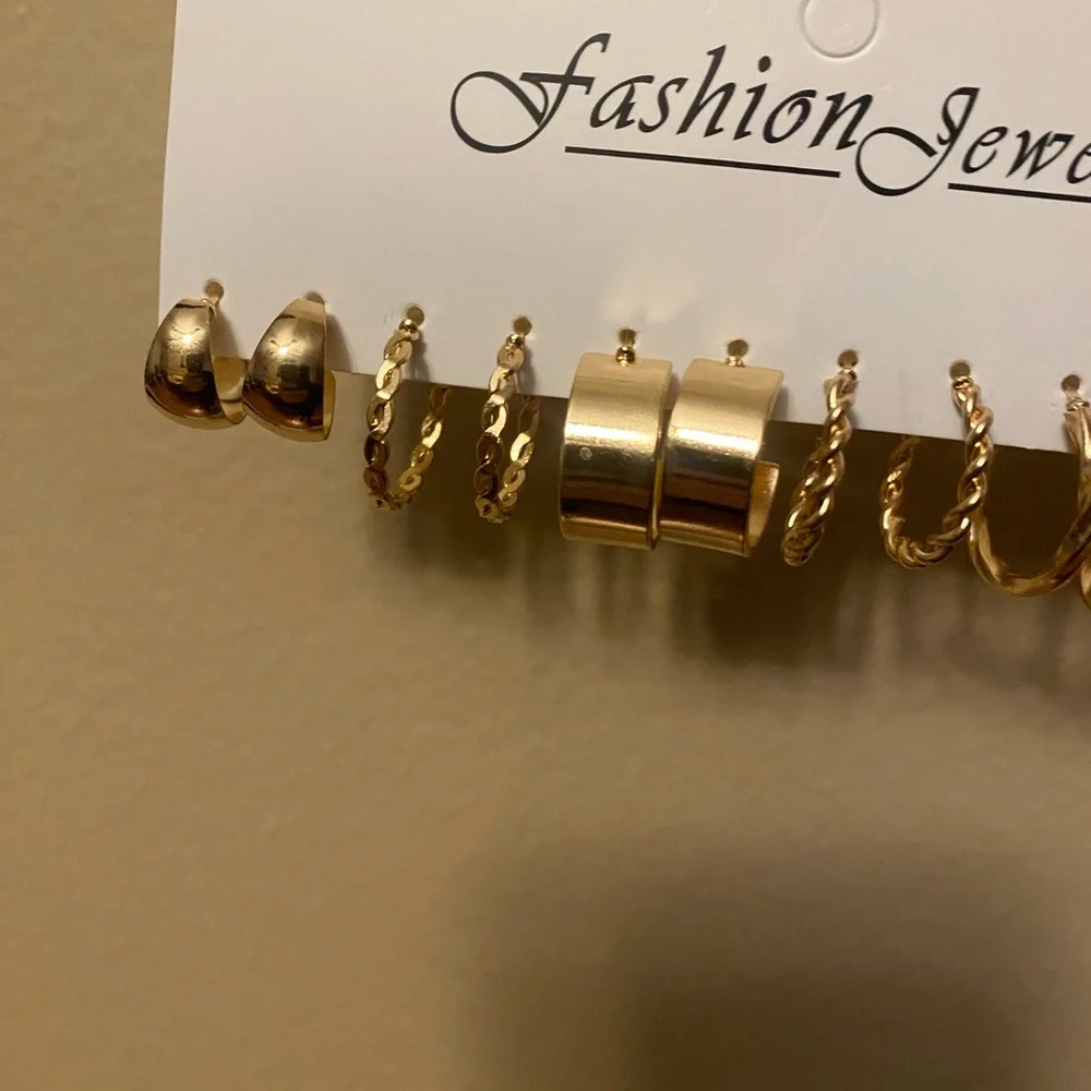 NEW fashion earrings set.